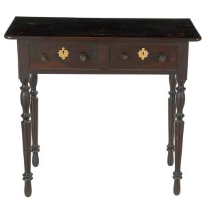 <b>Console </b>brasileiro D. Maria apresentando caixa retangular, com cantos anteriores arredondados e duas gavetas anteriores com puxadores em pinos (dois deles faltando parte) e espelho das fechaduras em osso. Pernas retas caneladas e intercaladas por anelados. Início do séc. XIX.