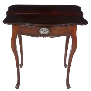 Bela e boa <b>mesa </b>brasileira em jacarandá. Tampo retangular de borda boleada sendo os cantos anteriores salientes. Gaveta com espelho da fechadura em placa oval metálica perolada. Longas pernas levemente recurvadas terminadas em sapatas. Início do séc. XIX. Med. 79 x 75 x 48 cm
