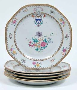 <b>Conjunto de 6 pratos </b>octogonais em porcelana Companhia das Índias brasonada (provavelmente Shepheard) com decoração florida nos esmaltes da Família Rosa e realces a ouro. Séc. XVIII. Referência Bibliográfica à pág. 522 do livro Chinese Armorial Porcelain. Diâm. 22,5 cm