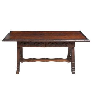 <b>Mesa colonial </b>brasileira em madeira nobre. Tampo retangular com duas gavetas anteriores. Apresenta almofadado dito "doce de leite". Puxadores torneados. Montantes laterais em cavalete unidos por movimentado travessão. Pés em sapatas. Séc. XIX. Med. 78 x 174 x 85 cm