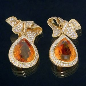 <b>Par de brincos </b>de citrinos e diamantes montados em ouro 18k com dois citrinos "golden color" em forma de pêra com peso aproximado de 71 ct e 172 brilhantes "full brillant cut" com o peso total aproximado de 6,88 ct. Peso total aproximado da peça 45,79 gramas.