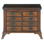 <b>Móvel </b>do fim do período vitoriano dito "antique briefs cabinet" em mogno. Apresenta forma retangular e dez gavetas dispostas em pares com sequência das letras inseridas em reservas. Pés ligeiramente projetado para fora. Fins do séc. XIX. Med. 64 x 83 x 37 cm