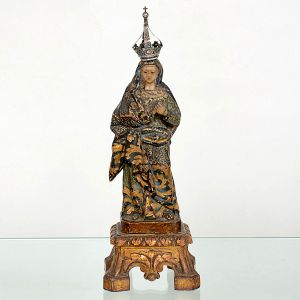 Imagem de <B>Nossa Sra. da Conceição </B>em madeira. Apresenta vestes plissadas com sobremanto movimentado. Policromia em preto e dourado com volutas e arabescos. Pedestal dourado decorado com volutas e acantos. Coroa em prata. Séc. XIX. Alt. 30,5 cm sem a coroa