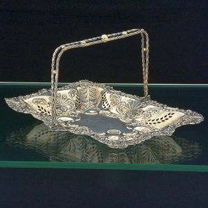 <b>Cesta para correspondência </b>em prata inglesa profusamente decorada com flores, folhagens, "coquilles" e vazados. Alça retorcida com elementos esféricos. Contraste da cidade de Birmingham de 1903 e marca do prateiro W. D. Med. 29 x 21,5 cm. Peso 450 gramas.