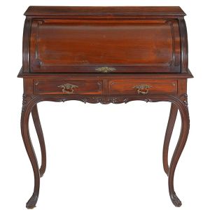 <b>Escrivaninha </b>portuguesa em madeira de lei, do séc. XIX. Tampo em cilindro com gavetas e nichos internos em madeira mais clara. Duas gavetas na parte média, aba, joelheiras e pés com discretos entalhes fitomorfos. Ferragens de época. Med. 105 x 90 x 49 cm