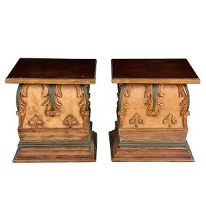 Belíssimo <B>par de mesas ou bases</B>, coloniais brasileiras, em madeira nobre. Apresentam forma retangular com apoio patinado de azul esverdeado e bege com entalhes em volutas e acantos realçadas a ouro. Primeira metade do séc. XIX. Med. 66 x 62 x 55 cm 