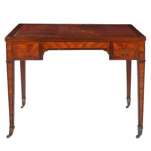 "<b>Bureau</b>" inglês vitoriano com tampo reversível para mesa de gamão e carteado, sendo a parte externa em couro, com marcas do tempo, duas gavetas laterais e pernas retas terminadas em ponteira com rodinhas. Apresenta selo do fabricante Thornton & Herne.