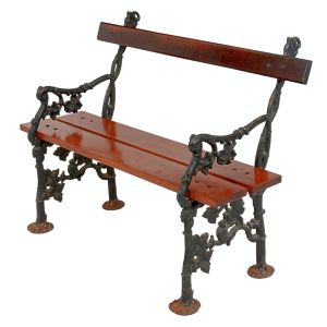 Antigo <b>banco</b>  francês estilo diretório, apresentando estrutura em madeira nobre com duplos montantes em "X" com parte superior implantada em estilizado vegetal a ouro. Travessão de união torneado com elementos anelados. Assento em veludo cotelê bege.