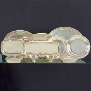 <b>Baixela de jantar </b>"Band Plate" da extinta e elegante casa "Joe & Jack Band". Decoração em gomos nas bordas. Constado de 2 travessas retangulares (compr. 52,5 e 35 cm), 2 legumeiras com tampa (compr. 23 cm) e 2 molheiras naviculares (compr. 19 cm).