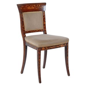 <b>Cadeira</b> singela, holandesa, em madeira nobre decorada em "marqueterie" florida em tonalidade mais clara. Assento e centro do espaldar forrados em veludo bege. Frente da aba descascada e lateral esquerda do cachaço colada. Séc. XIX. Alt. 87 cm