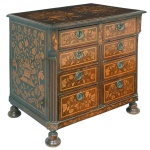 <b>Cômoda inglesa </b>no estilo "Queen Anne" em madeira nobre. Caixa retangular com duas sequencias de quatro gavetas cada e pés de bolacha. Belíssima "marqueterie" florida por toda peça. Ferragens em argolas peroladas. Séc. XVIII. Med. 76 x 80 x 55 cm