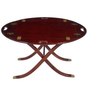 <B>Mesa bandeja </B>no estilo inglês em mogno. Apresenta fundo de forma retangular delimitado por quatro abas abauladas e reclináveis. Base destacável da peça principal com montantes em duplo "X" terminados em sapatas de bronze. Med. 70 x 77 x 52,5 cm