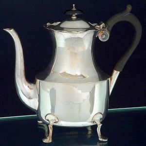 <b>Bule para café </b>em prata inglesa de fins do período vitoriano. Decoração lisa, pés de sapatas (com amassados). Pega da tampa e alça em madeira torneada. Contraste da cidade de Birmingham de 1900 e marca de prateiro. Alt. 21 cm. Peso 570 gramas.