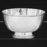 "<b>Bowl</b>" em prata inglesa Britannia Standard, vitoriana, lisa. Contraste da cidade de Londres de 1895 e marca do prateiro CARRINGTON & Co. Mínima mossa na parte baixa e mais duas outras desprezíveis. Alt. 11,5 cm; Diâm. 20 cm. Peso 565 gramas.