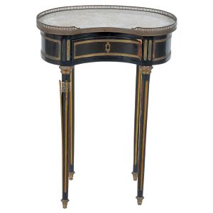 Pequena <b>mesa auxiliar </b>francesa dita "rognon", no estilo Louis XV. Tampo em mármore de Carrara com guarnição metálica. Gavetinha à frente e pernas retilíneas torneadas com frisos escavados. Partes necessitando restauro. Med. 73 x 53 x 36 cm