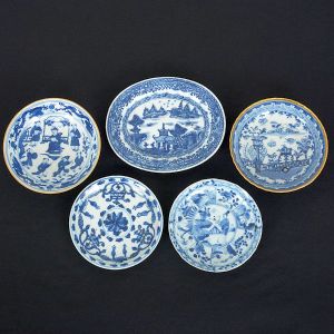 <b>Conjunto de 5 peças </b>composto por 1 travessinha oval, 2 covilhetes circulares e 2 pratinhos em porcelana chinesa azul e branco com várias decorações. Compr. da travessinha 15,5 cm; Diâm. dos covilhetes 12,5 cm; Diâm. dos pratinhos 12 cm