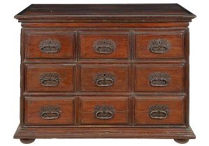 Belíssimo <b>arcaz </b>português construído em jacarandá. Caixa retangular com três seções de gavetas almofadadas totalizando nove. Puxadores e ferragens de época. Pés em bolachas. Séc. XVIII ou início do séc. XIX. Med. 100 x 135 x 65 cm