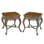 <b>Par de mochos </b>em jacarandá apresentando forma quadrada com tampo levemente movimentado. Saia com entalhes de motivos vegetalistas e longas pernas recurvadas terminadas em garras e unidas por travessão em "X" recortado. Séc. XIX.