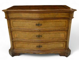 Robusta e bela <b>cômoda </b>italiana em raiz de nogueira. Caixa retangular retilínea com quinas anteriores projetadas e frente movimentada. Quatro gavetões e decoração em filetados. Ferragens em bronze. Séc. XIX. Med. 107 x 145 x 69 cm