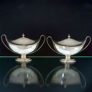 <b>Par de "sauce tureens" </b>em prata inglesa lisa, de forma navicular, com gravação de brasão armorial. Contraste da cidade de Londres de 1788, período George III. Prateiro JOHN SCOFIELD. Alt. 15 cm; Compr. 25,5 cm. Peso 1340 gramas.