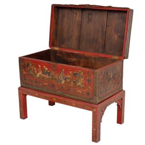 Decorativo e elegante <b>baú </b>chinês revestido em couro decorado em policromia "chinoiserie" sobre fundo "bordeaux". Guarnições e tacheados metálicos. Base em madeira. Séc. XVIII / XIX. Falta uma alça lateral. Med. 73 x 88 x 46 cm