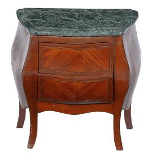 Pequena <b>cômoda </b>francesa em "rosewood", apresentando estrutura "bombée" com duas gavetas anteriores e pernas levemente recurvas. Decoração com filetados de dois tons nas bordas. Tampo em mármore verde Alpi. Med. 41 x 39 x 23 cm
