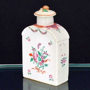 <B>Caixa de chá "tea caddy" </B>em porcelana Companhia das Índias decorada em policromia florida nos esmaltes da Família Rosa. Tampa encimada por pequeno fruto. Tampa com restauro e dois pequenos fios de cabelo no local. Alt. 14 cm