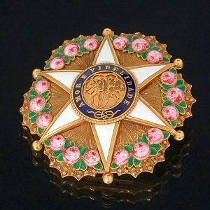 <B>Comenda </b>da Imperial Ordem da Rosa em ouro e esmalte. Criada pelo decreto de 17 de Outubro de 1829, para perpetuar a memória do segundo casamento do Imperador D. Pedro I com Dª Amélia Leuchtenberg. Séc. XIX. Diâm. 5,5 cm