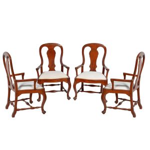 <b>Conjunto de quatro cadeiras de braços </b>europeias, em madeira nobre. Estrutura movimentada com espaldar vazado. Pernas recurvadas unidas por travessões torneados e terminadas em sapatas. Assento forrado em tecido. Alt. 98 cm