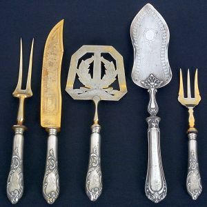 <b>Conjunto de 5 talheres de servir </b>em prata, sendo 4 deles com detalhes em "vermeil" e decoração em estilizações vegetais. A pá mais longa em prata francesa "Cabeça de Minerva" do séc. XIX. Compr. da pá mais longa 34 cm