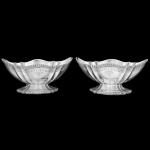 <b>Par de porta confeitos </b>naviculares em prata portuguesa. Apresenta borda e base em gominhos e delicados lavrados. Contraste da cidade do Porto 833 ml usado a partir de 1938. Compr. 19,5 cm; Alt. 9 cm. Peso 750 gramas.