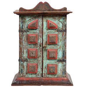 <B>Oratório </B>colonial brasileiro em madeira patinada em tonalidade de verde e vermelho. Entalhe movimentado ao topo e portas almofadadas com peanha no interior. Ferragens da época. Séc. XVIII. Med. 71 x 52 x 26 cm