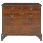 <B>Cômoda </B>inglesa georgiana em madeira nobre, apresentando caixa retangular com duas gavetas lado a lado sobre três gavetões. Puxadores em bronze de época. Segunda metade do séc. XVIII. Med. 91 x 100 x 54,5 cm