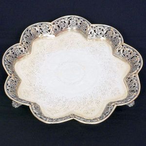 <B>Salva </B>em prata portuguesa em forma de florácea apresentando fundo lavrado e aba com ondulações com flores e volutas. Triplo pés revirados. Contraste "Javali" parcialmente apagado. Diâm. 36,5 cm. Peso 1335 gramas.