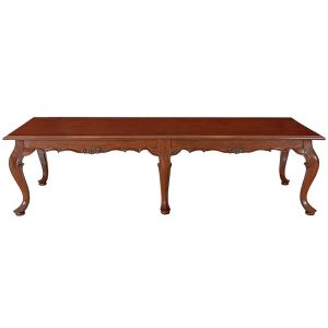 Grande <b>mesa de jantar </b>portuguesa, do séc. XIX, em madeira nobre. Tampo retangular com aba boleada. Saia movimentada com delicados entalhes e pernas recurvadas terminadas em pés de sapatas. Med. 80 x 302 x 110 cm