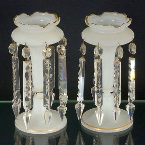 <B>Par de porta "ananás" </B>em opalina francesa Baccarat, na cor verde, apresentando bojos em forma de tulipas com robustos pingentes lapidados em forma de gotas. Base circular. Vestígios de realce a ouro. Alt. 24 cm