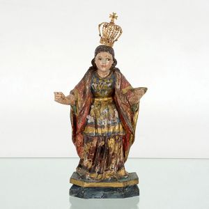 Imagem de <B>Santa Luzia </B>em madeira policromada e realçada a ouro com túnica espraiada aos pés sob bata curta e plissada. Manto com policromia vermelha. Coroa em (prata ou metal) com vermeil. Séc. XIX. Alt. 20 cm