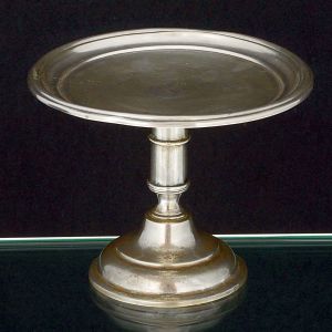 Pequena<b> molheira </b>em prata lisa apresentando prato circular destacável de sua base. Haste cilíndrica e sua base abobadada. Marcas de prateiro parcialmente ilegíveis. Alt. 11,5; Diâm. 14,5 cm. Peso 230 gramas.