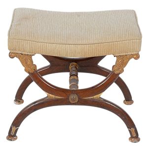 <b>Banqueta </b>europeia, com estrutura em madeira nobre, formando base em X, unida por eixo central torneado e terminada com detalhes em bronze. Assento estofado em tecido creme listrado. Med. 45 x 55 x 45 cm