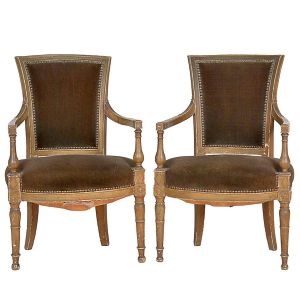 <b>Par de antigas cadeiras </b>com estrutura em madeira patinada, de tonalidade verde acinzentado, e linhas levemente recurvadas. Pernas anteriores cilíndricas e retas. Estofamento em veludo marrom. Alt. 87 cm