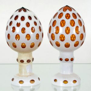 <B>"Pendant" de pinhas </B>em cristal, ornamentadas em "overlay" âmbar, com elementos ovais revelando a camada interna colorida. Base com friso central decorado. Apresenta restauro e fio de cabelo. Alt. 23 cm