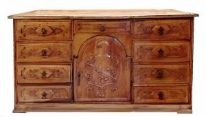 <b>Arcaz </b>europeu, apresentando caixa retangular e várias gavetas almofadadas decoradas com volutas centralizando armário decorado com escudo armorial. Ferragens de época. Séc. XIX. Med. 100 x 182 x 80 cm