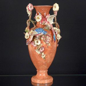 Grande <b>vaso </b>ornamental em cerâmica francesa, provavelmente Sarreguemine, na cor "rosé" marmorizado com aplicações de papagaios policromados sobre invulgar arranjo florido. Circa 1900. Alt. 96,5 cm