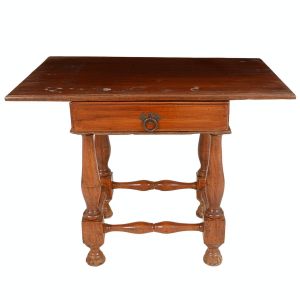 Bela e boa <b>mesa de aparato </b>europeia em madeira nobre, apresentando tampo retangular sobre gaveta anterior com puxador em cubos unidos por travessões inferiores. Pés cônicos. Med. 91 x 120 x 78 cm