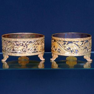 Antigo <b>par de jardineiras </b>francesas Império, em bronze ormolu decorado com vazados de peixes e elementos vegetais. Triplos pés em volutas e recipiente interno em cobre. Alt. 12,5 cm; Diâm. 23 cm