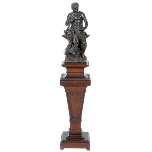 <b>MATHURIN MOREAU</b><BR>(1822-1912)<BR>O Ferreiro<BR>Escultura em bronze patinado<BR>Ass. e datado 5 setembro de 1906, na base<BR>Acompanha coluna em madeira<BR>Alt. da escultura 70 cm<BR>Alt. da coluna 103 cm