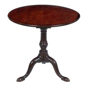 <b>Mesa auxiliar </b>inglesa do período vitoriano construída em madeira nobre. Tampo circular apoiado em coluna central torneada e pernas recurvadas terminadas em sapatas. Séc. XIX. Med. 70 x 75 cm