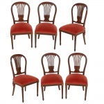 <B>Conjunto de 6 antigas cadeiras </B>em mogno, apresentando espaldar recurvado com haste central decorada com varetas vazadas, pernas retas caneladas e frisadas e assento em veludo na cor goiaba.