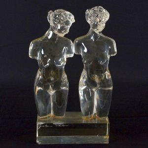 <b>LOREDANO ROSIN</b> (1936-1992) - Nus femininos. Escultura em vidro de Murano, com base retangular. Assinado na frente à esquerda. Bicados na face anterior esquerda. Alt. 56,5; Compr. 30 cm