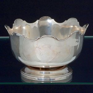 "<b>Bowl</b>" comemorativo em prata inglesa. Apresenta borda em ondulações. Contraste da cidade de Birmingham de 1926. Prateiro D&B. Pequenas mossas. Alt. 10,5 cm; Diâm. 17,5 cm. Peso 360 gramas.